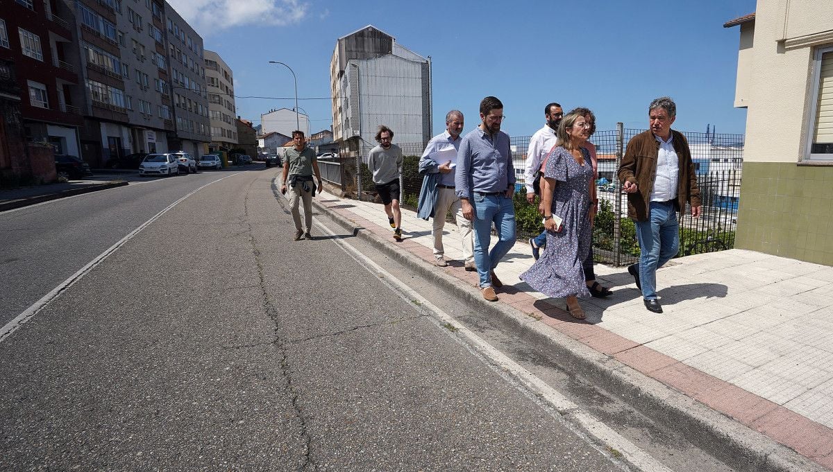 Ethel Vázquez y Miguel Anxo Fernández Lores, en la PO-546, la carretera vieja de Marín