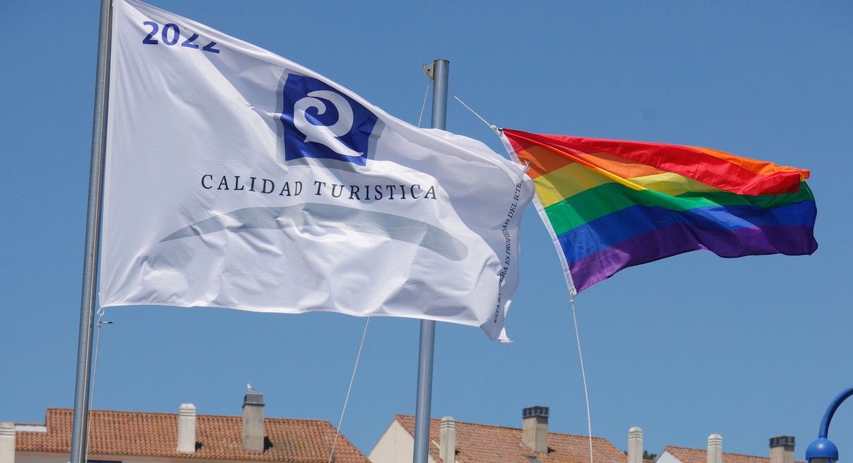 Izado de la bandeira LGBTIQ+ en el puerto deportivo de Pedras Negras