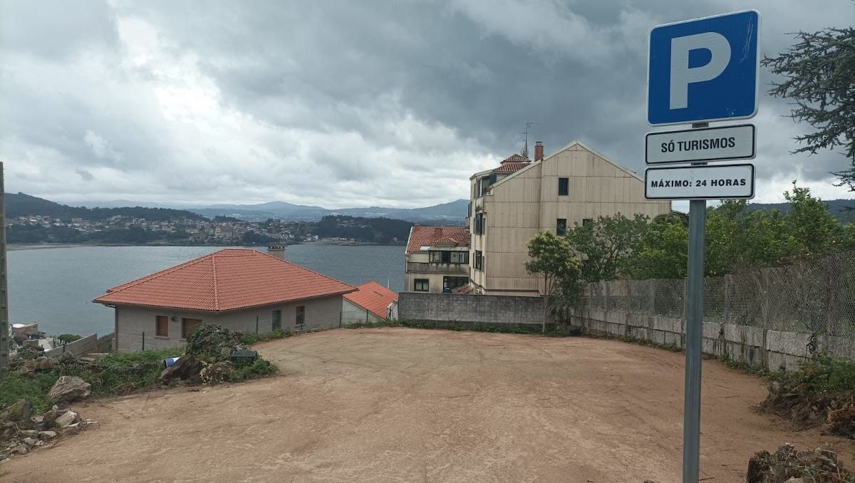 Aparcamiento público en el Camiño Real de Combarro