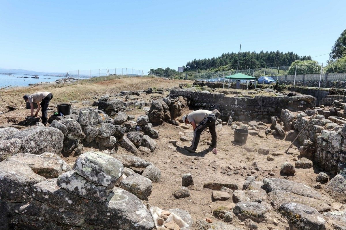 Trabajos en el yacimiento arqueológico de Adro Vello (O Grove)