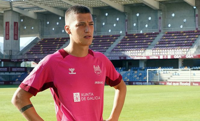 Samu Santos, en un entrenamiento del Pontevedra en Pasarón