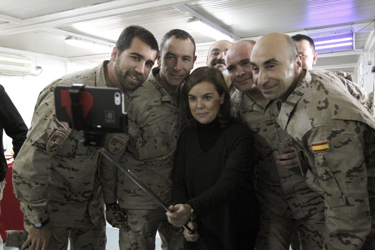 Soraya Saénz de Santamaría se hace un selfie junto a militares de la Brilat en Afganistán