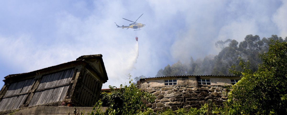 Incendio en la zona de Os Fontáns, en Santa María de Xeve