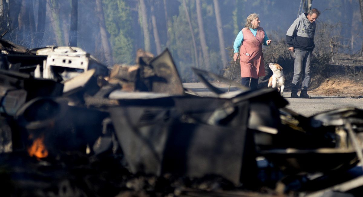 Un incendio forestal cerca viviendas en diversas localidades de Caldas e Vilagarcía