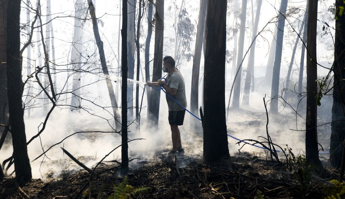 Un incendio forestal cerca viviendas en diversas localidades de Caldas e Vilagarcía