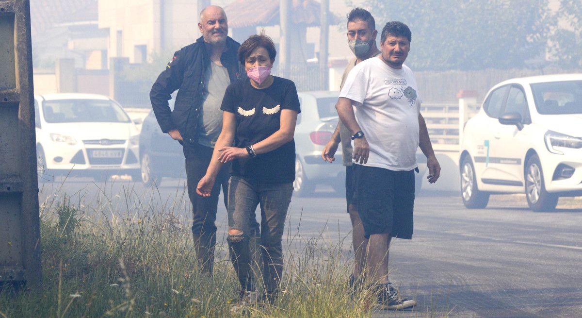 Un incendio forestal cerca viviendas en diversas localidades de Caldas e Vilagarcía