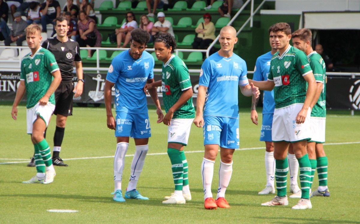 Derik Osede, en el partido amistoso entre Coruxo y Pontevedra en O Vao