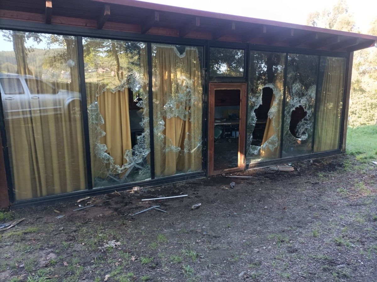 Casa destrozada en la Carballeira da Portela, en Viascón