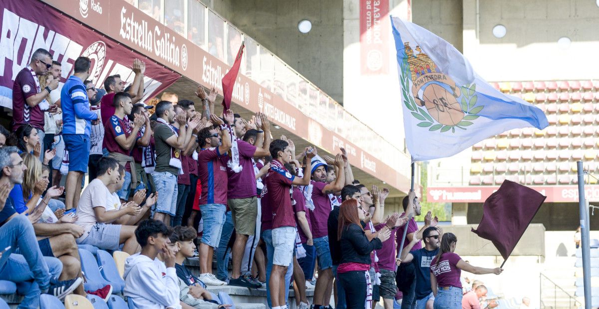 Afición del Pontevedra en el partido de liga ante el el Alcorcón en Pasarón