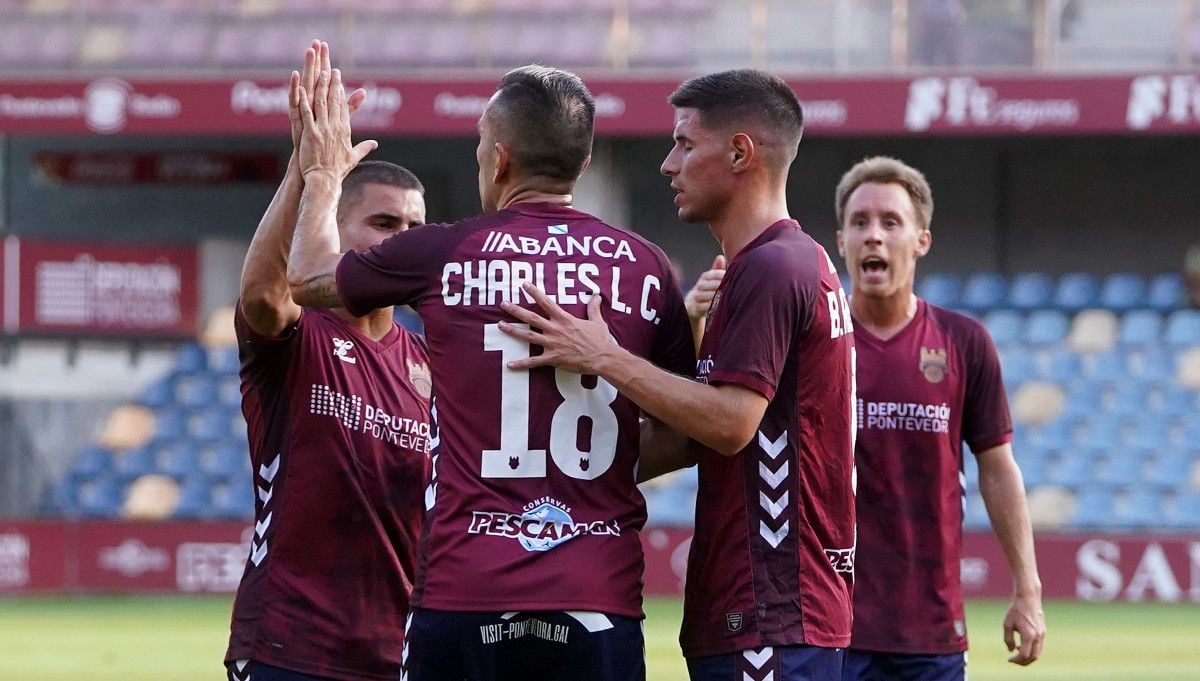 Charles, en el partido de Primera RFEF entre Pontevedra CF y Talavera en Pasarón