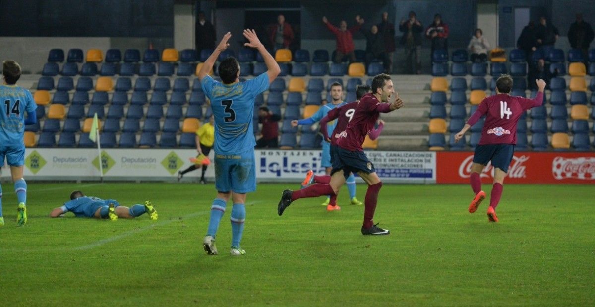 Los jugadores del Pontevedra celebran el gol de la victoria sobre el Alondras en Pasarón