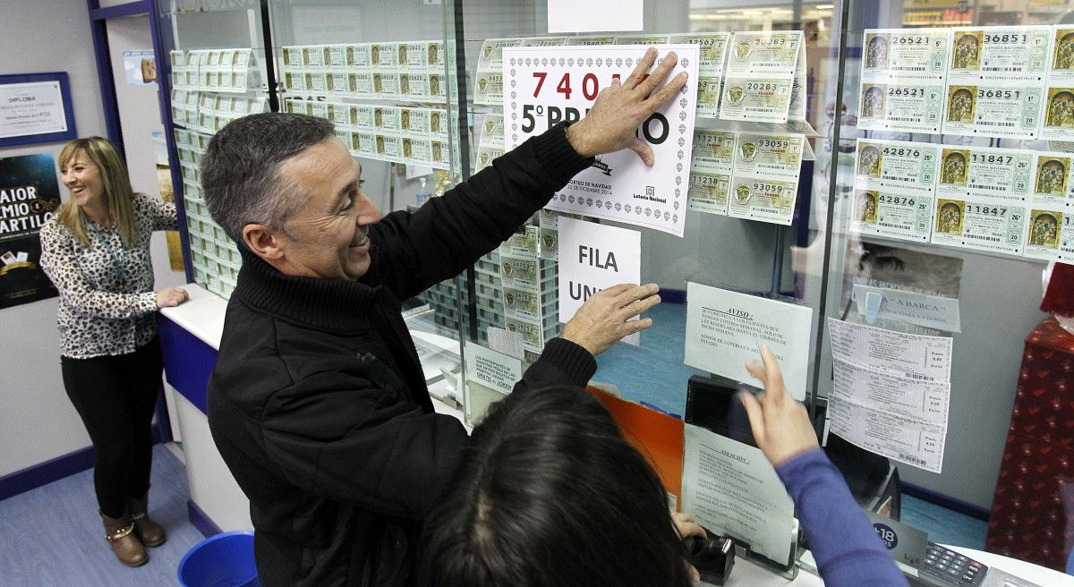 Colocación del cartel con el Quinto premio repartido na Administración número 8 no Centro Comercial A Barca