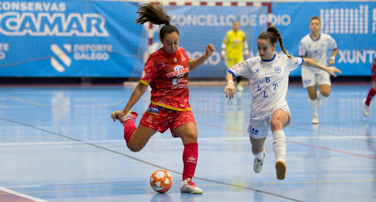 Carla Ayensa (derecha) en el partido entre Poio Pescamar y Futsal Alcantarilla en A Seca