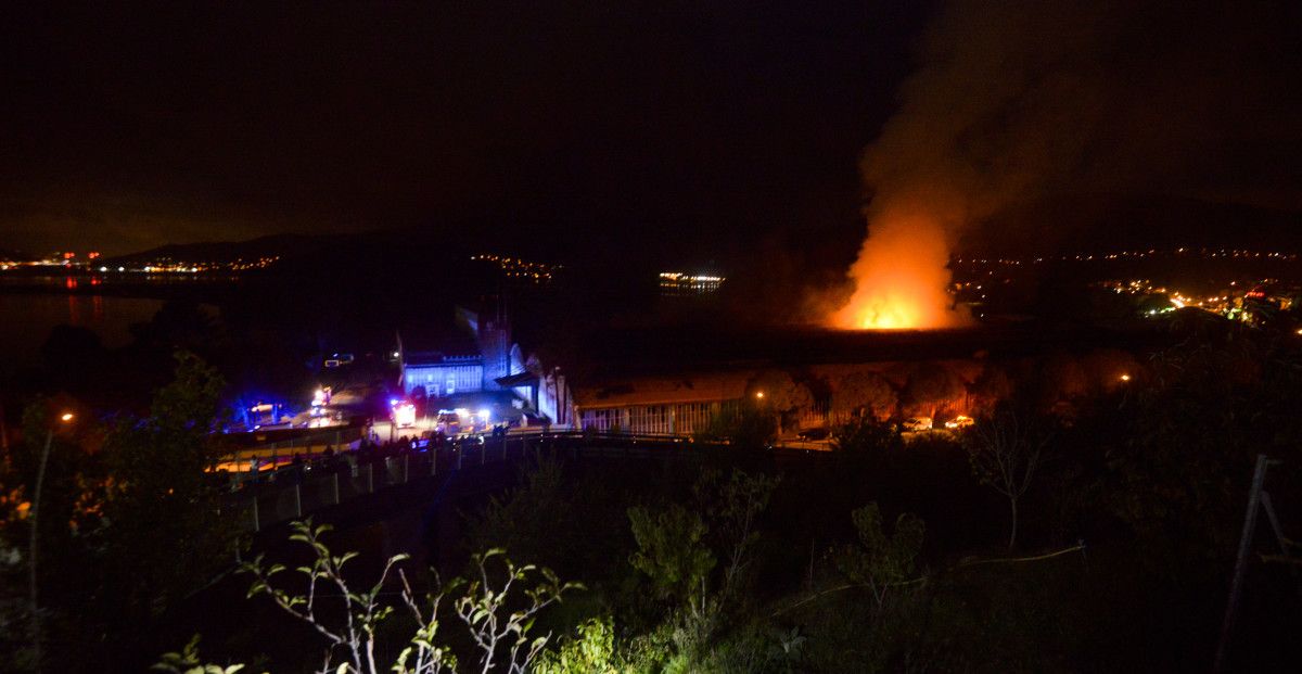 Incendio en la zona de la antigua fábrica de Pontesa, en Ponte Sampaio