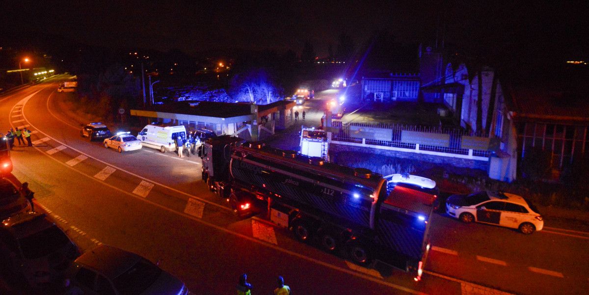 Incendio en la zona de la antigua fábrica de Pontesa, en Ponte Sampaio