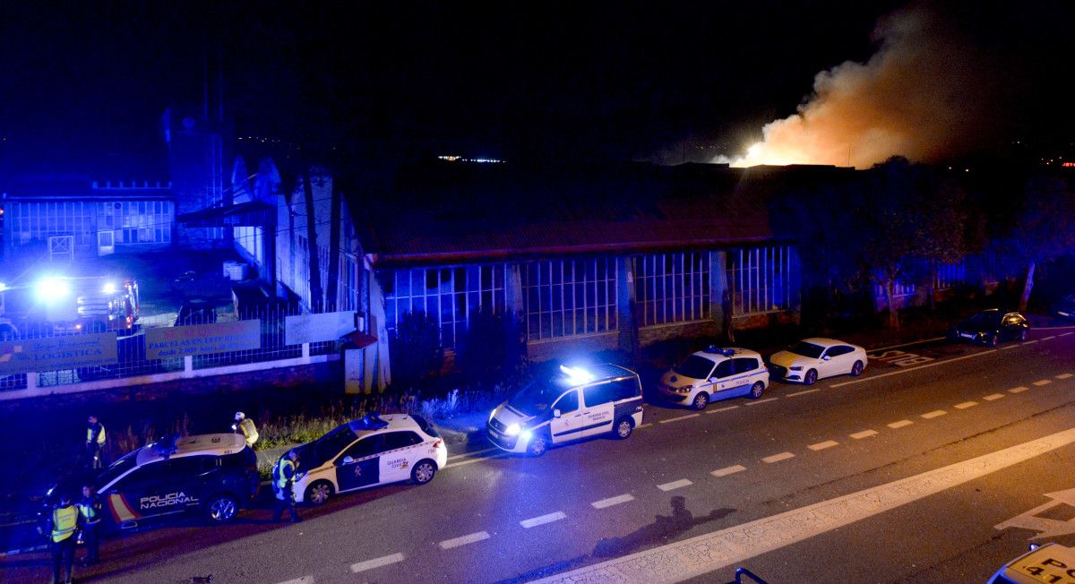 Incendio en la zona de la antigua fábrica de Pontesa, en Ponte Sampaio