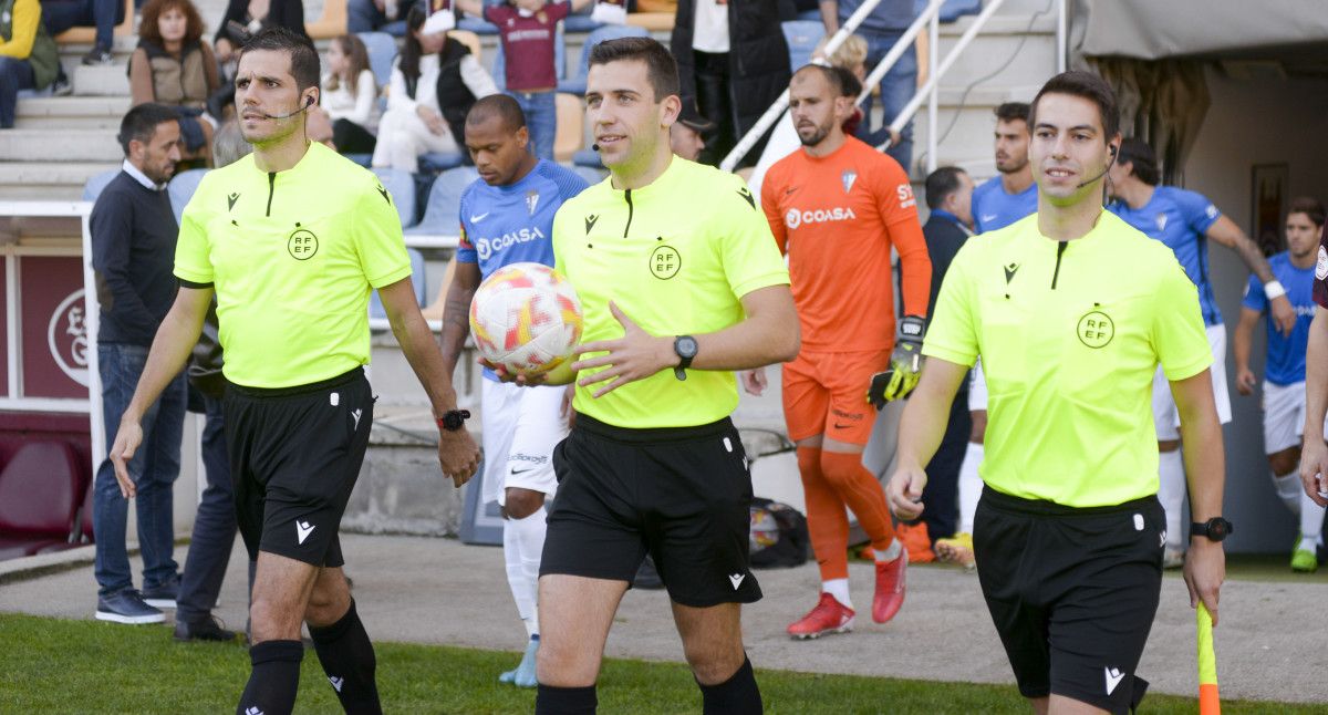 Trío arbitral en el partido de Primera RFEF entre Pontevedra CF y San Fernando CD en Pasarón