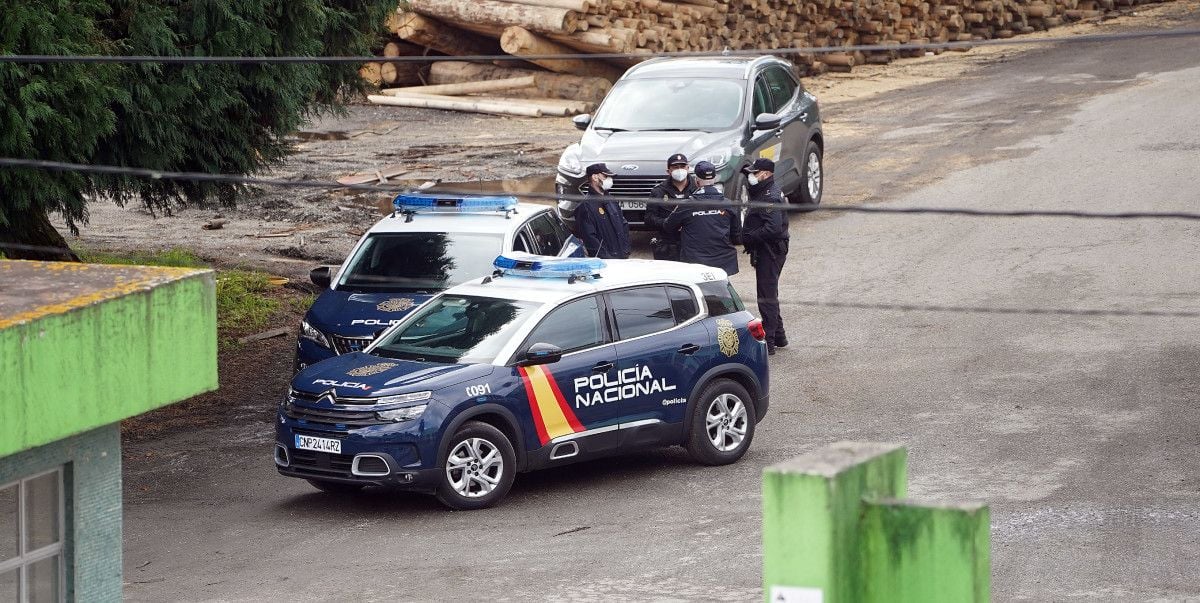 Patrullas de la Policía Nacional en la zona del incendio en Pontesa