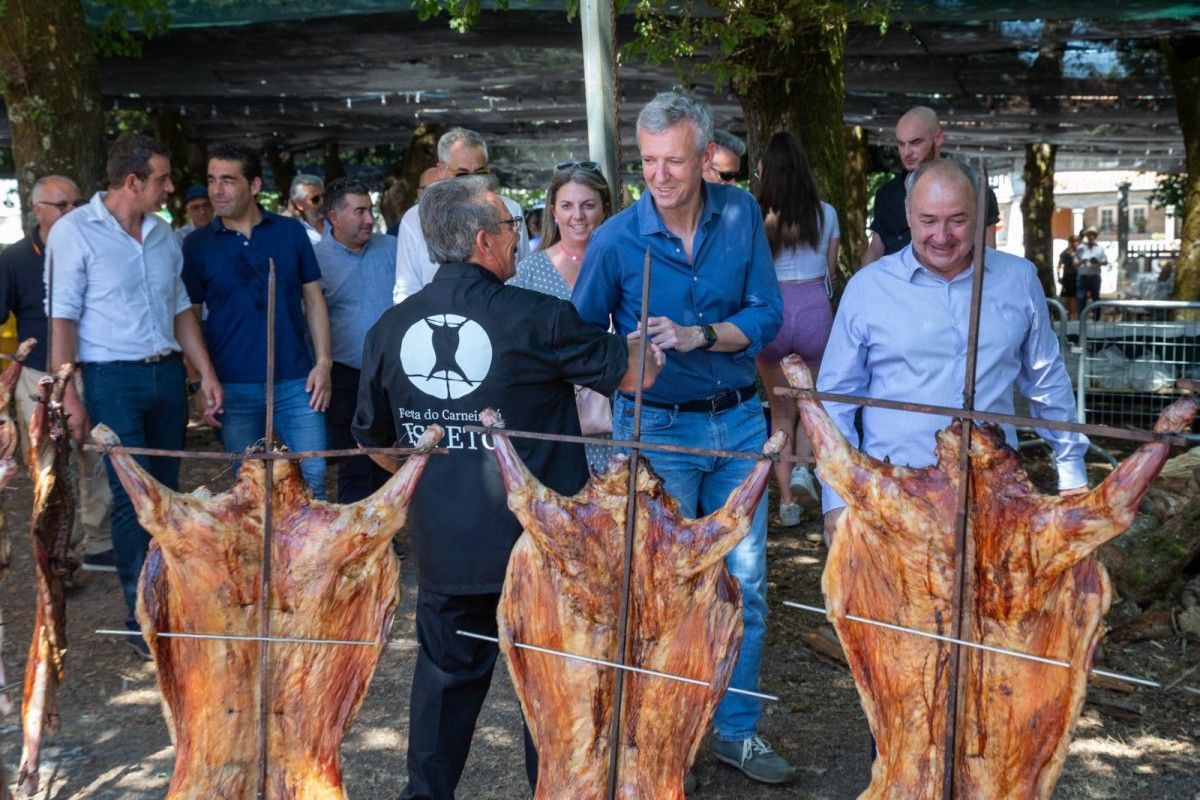 Alfonso Rueda, presidente de la Xunta, saluda en la Festa do Carneiro ao Espeto