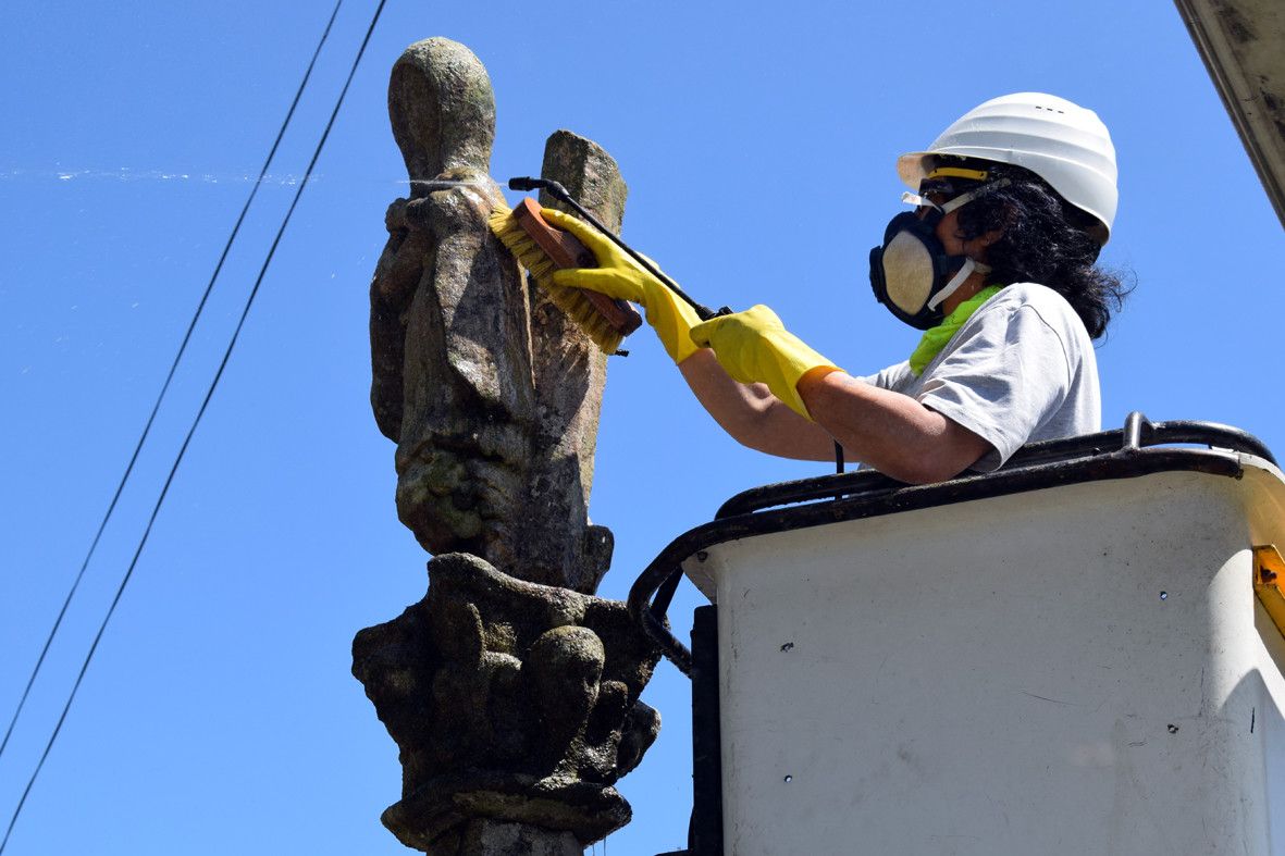 Una persona trabajando en la restauración de un crucero