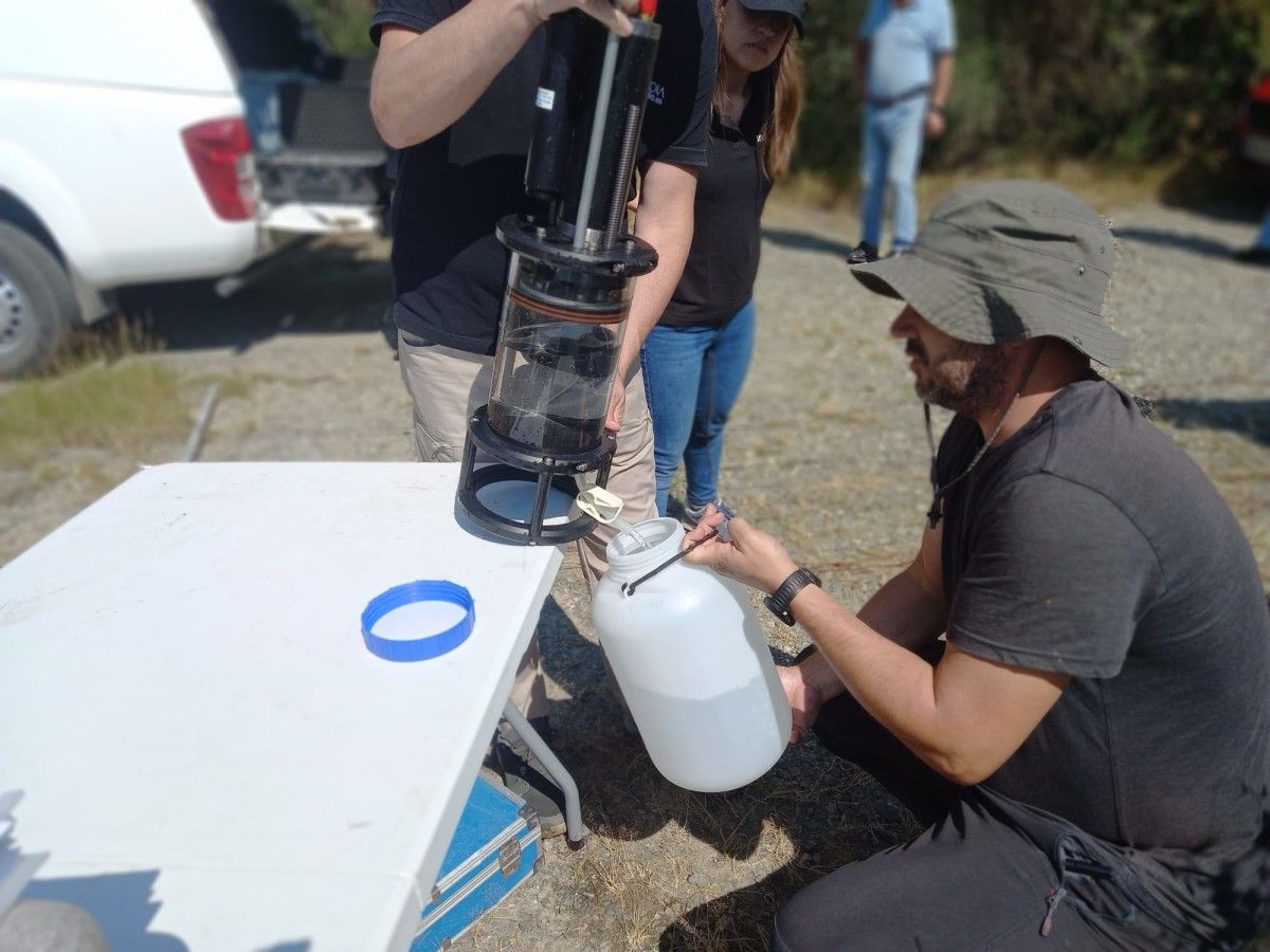 Técnicos de Augas de Galicia con las muestras recogidas en Ventoxo