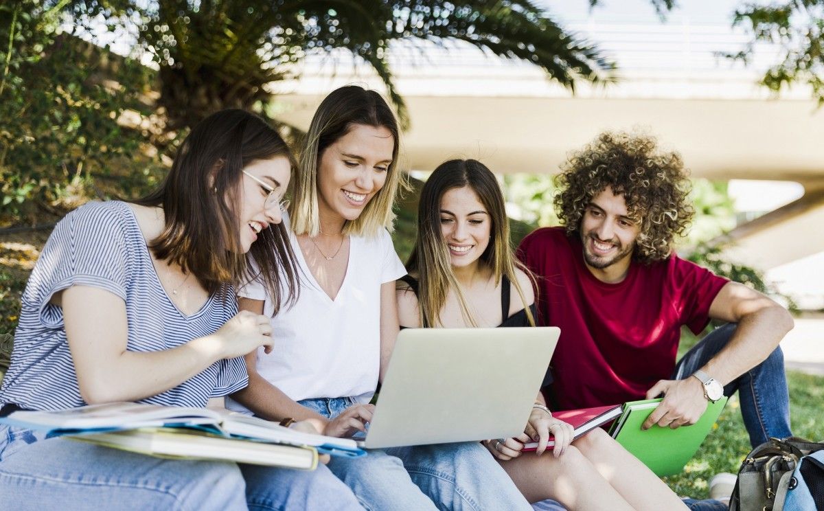 Grupo de estudantes universitarios