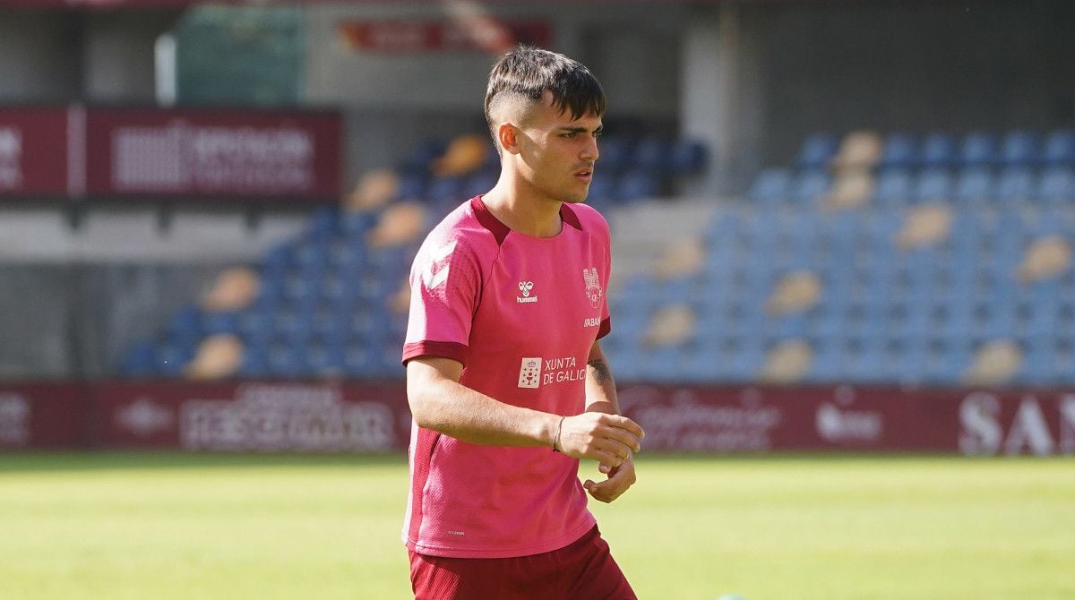 Miguel Román, en un entrenamiento del Pontevedra en el Estadio Municipal de Pasarón