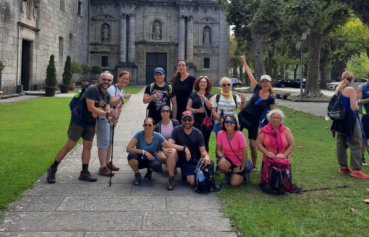 Peregrinos en Poio recorriendo la "Variante espiritual"