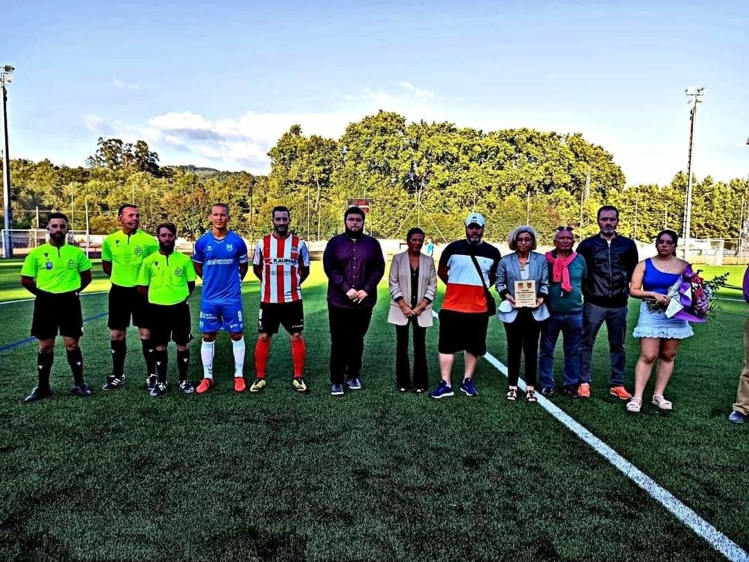 Homenaje a Cholo Sobral en el amistoso entre el Juvenil de Ponteareas y el Pontevedra