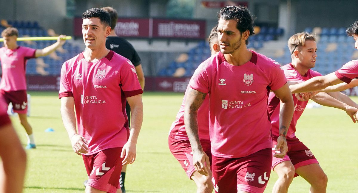 Oier Calvillo y Samu Araújo, en un entrenamiento del Pontevedra en Pasarón