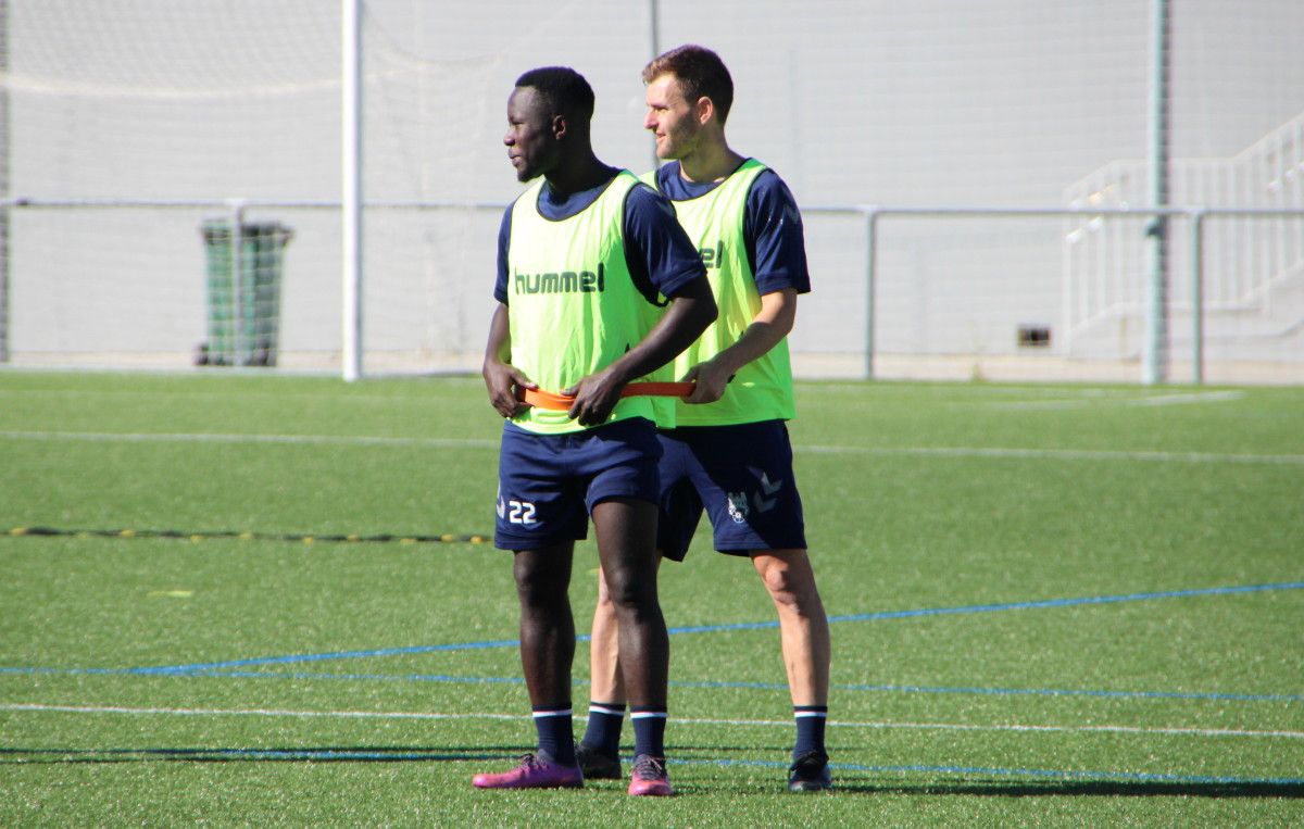 Libasse Guèye y Álex González, entrenando con el Pontevedra en el campo de A Seca