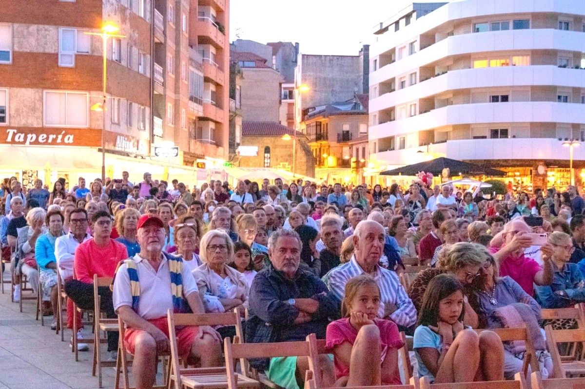 Personas que asisten a un acto en julio de 2022 en Sanxenxo