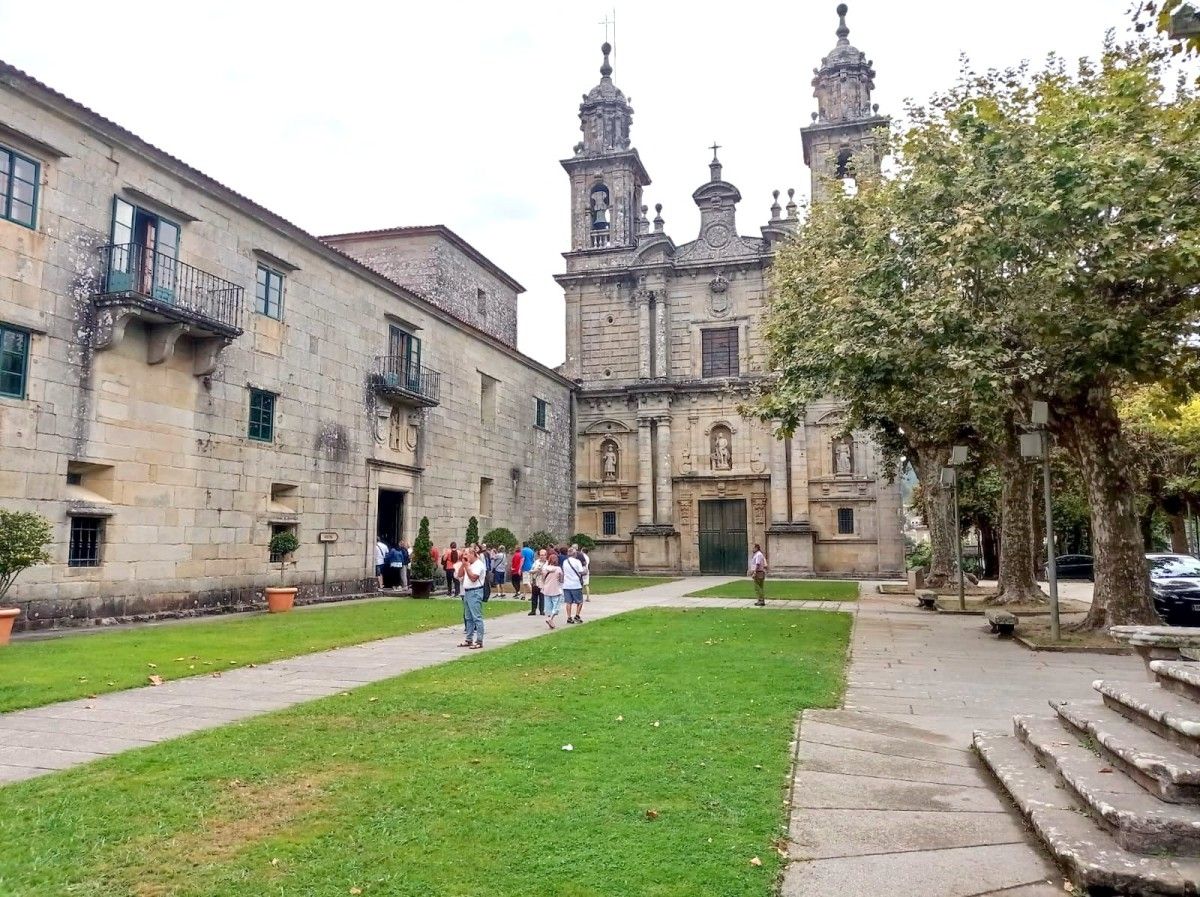 Turistas en el Mosteiro de Poio