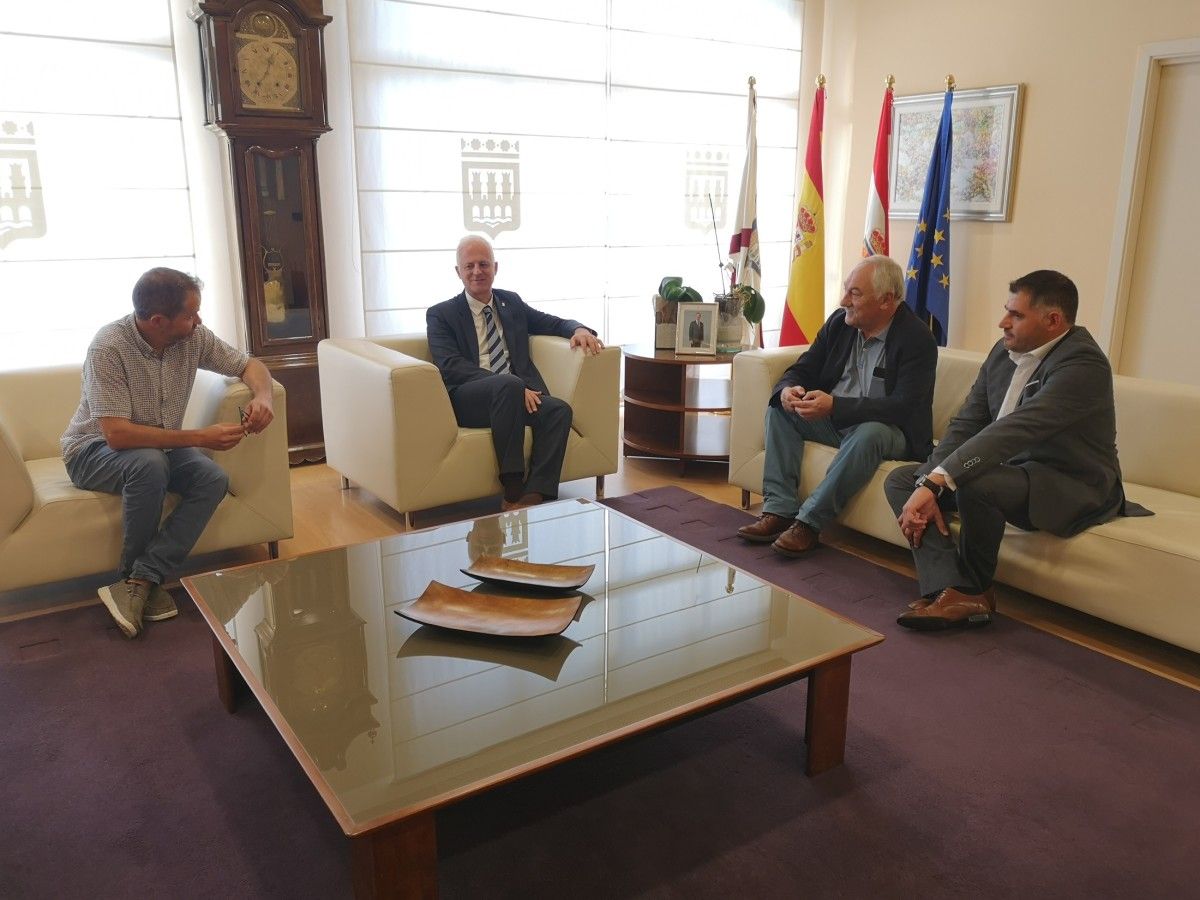 Recepción a la delegación pontevedresa en el Ayuntamiento de Logroño