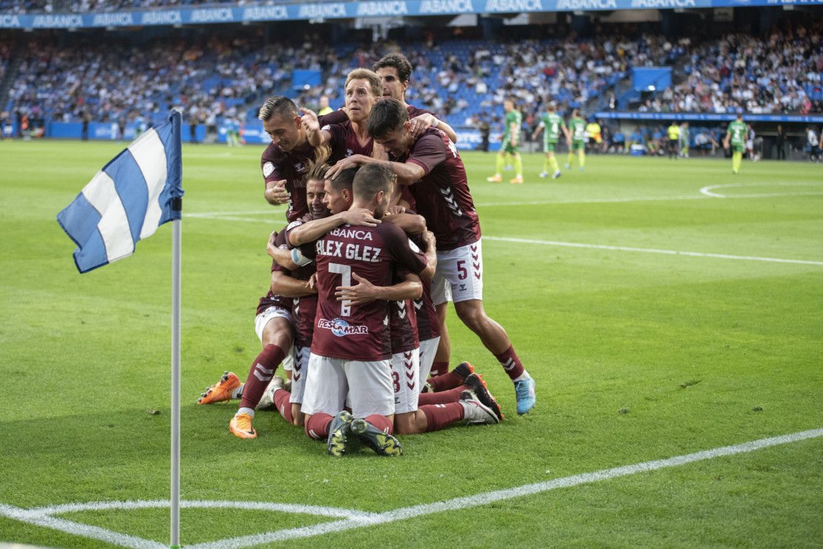 Los jugadores del Pontevedra celebran el gol de Brais Abelenda en Riazor