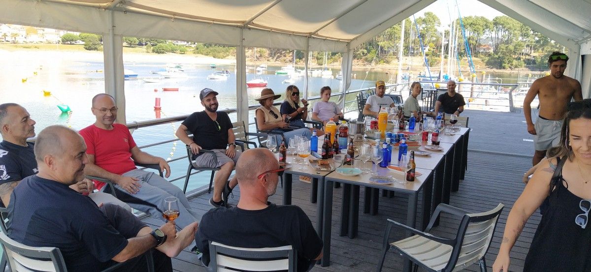 Participantes en la limpieza de fondos del puerto deportivo de Portonovo