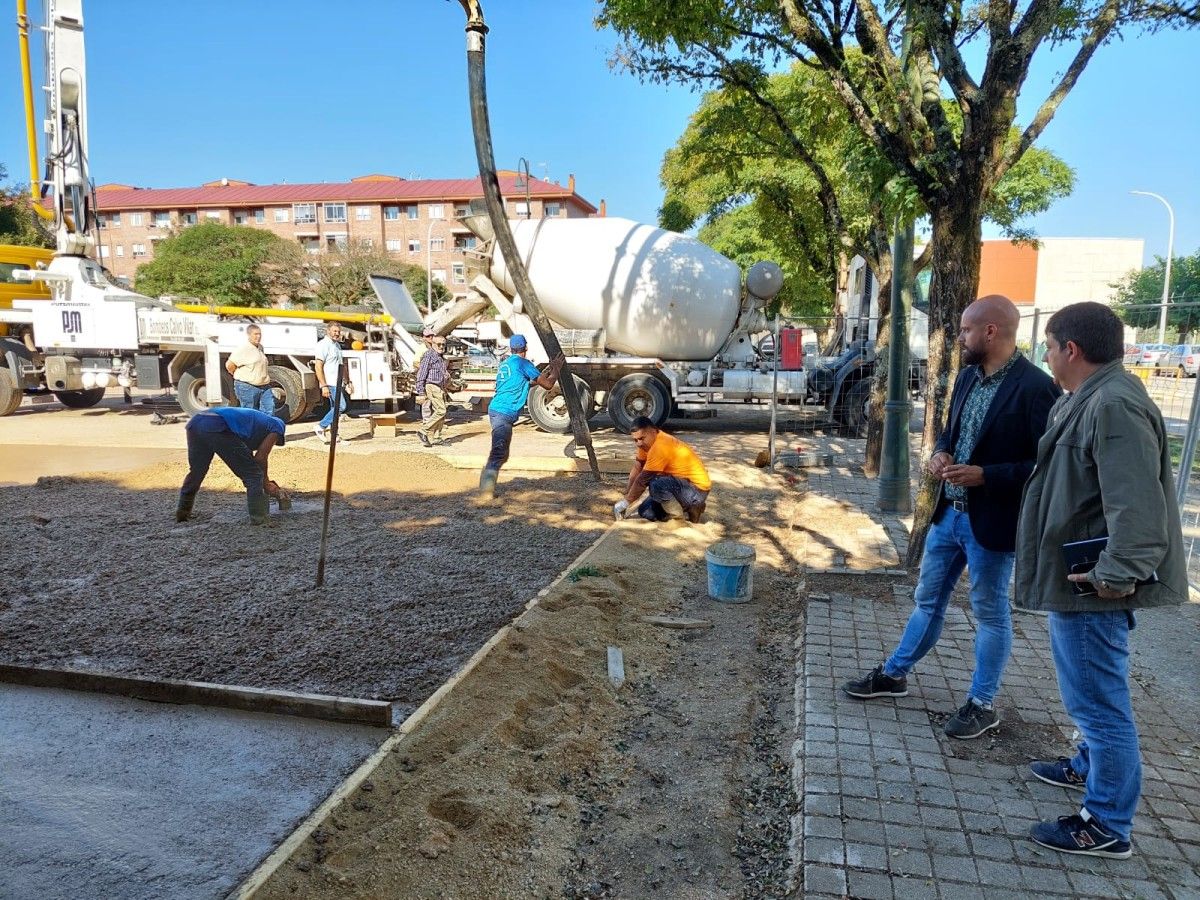 Obras de construcción de la nueva pista polideportiva del parque de la Plaza de Europa