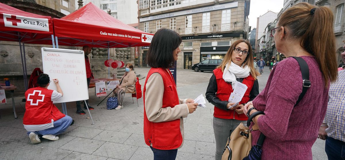 Cruz Roja presenta en la Praza da Peregrina su plan de empleo