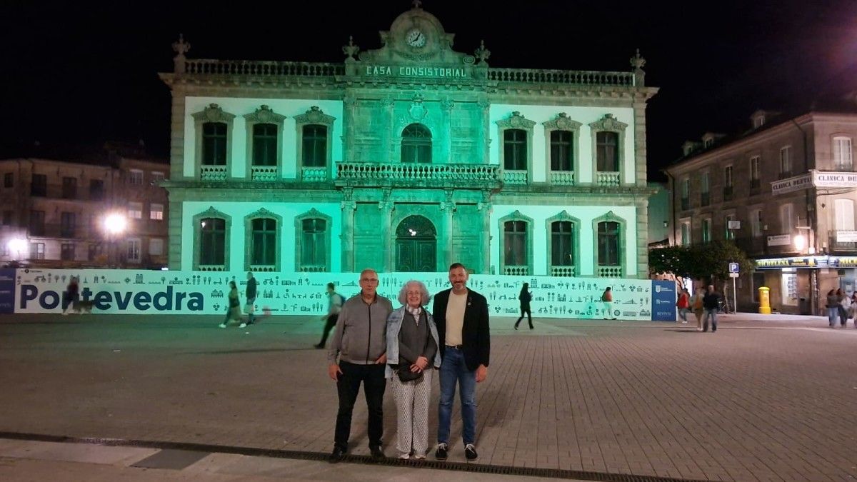 Fachada del Concello de Pontevedra iluminada de color verde por el Día de la Artritis