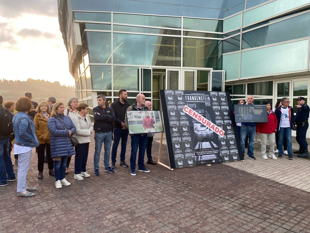 Protesta de las víctimas en el inicio del juicio por el accidente del Alvia