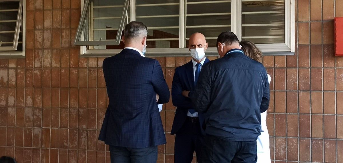 José Flores, gerente del área sanitaria, en la entrada de la Casa del Mar