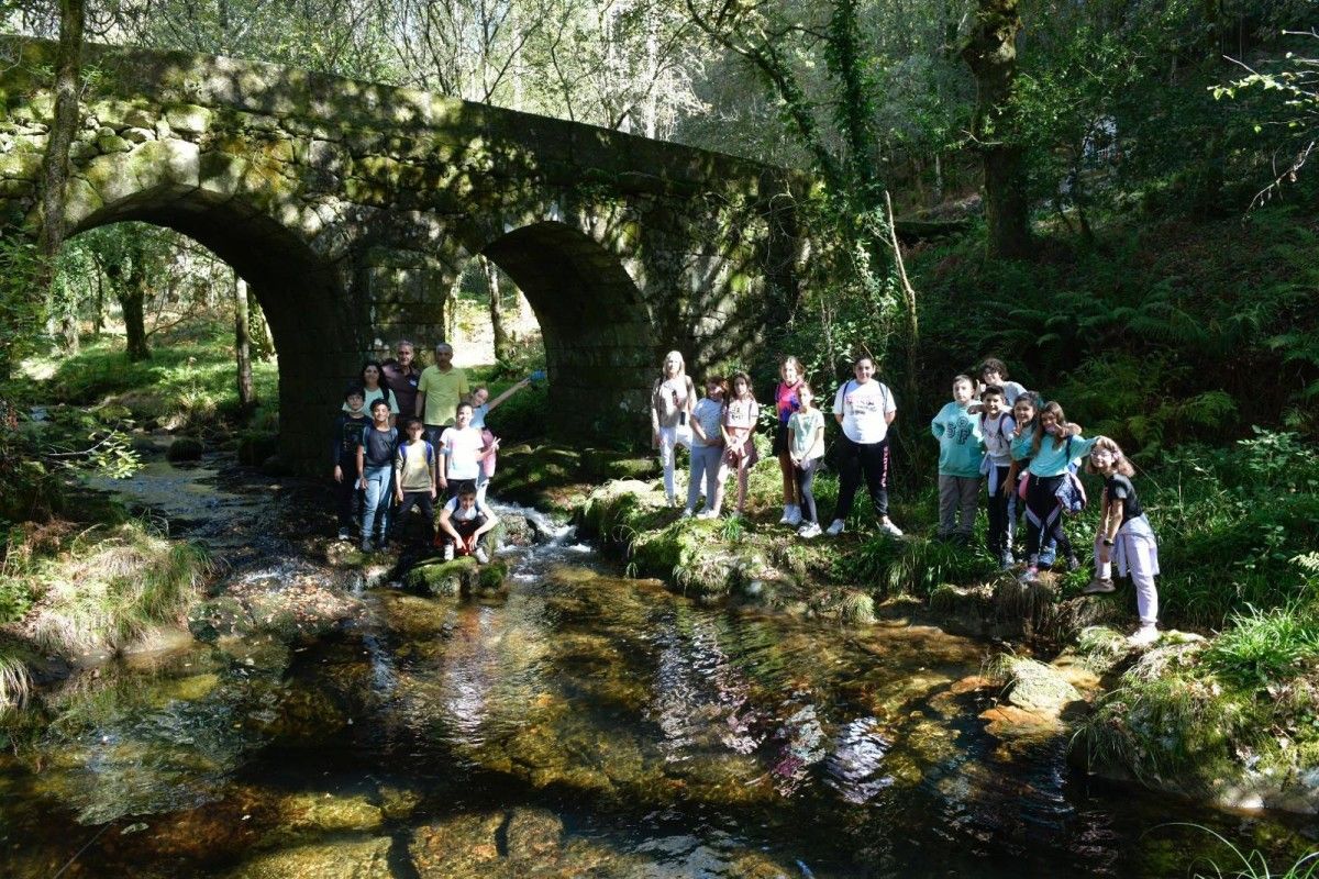 Alumnado del CEIP de A Lama participa en la suelta de 3.000 alevines de trucha en el río Barbera