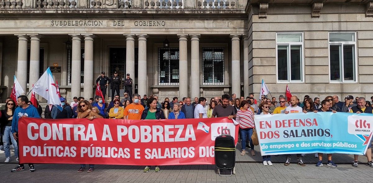 Manifestación de la CIG contra la pérdida de poder adquisitivo de la clase trabajadora delante de la Subdelegación del Gobierno de Pontevedra