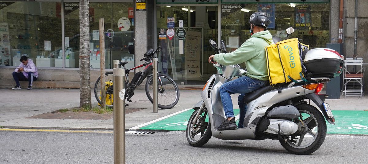 Repartidor a domicilio circulando por Pontevedra