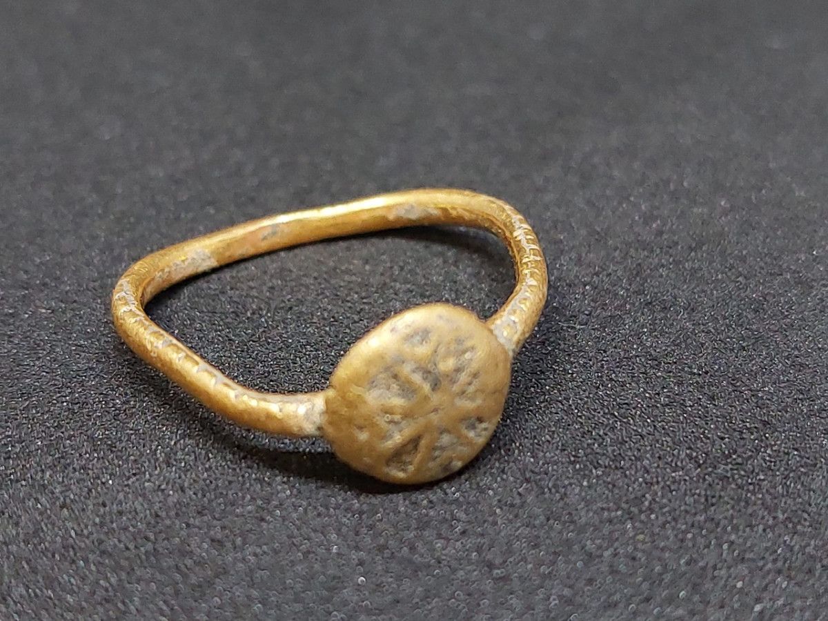 Anillo de oro encontrado en las excavaciones arqueológicas de Santa Clara