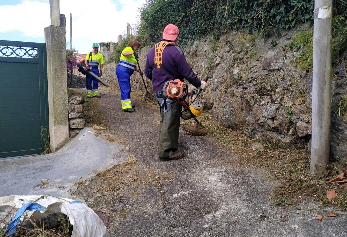 Operarios realizando limpieza de maleza en Poio