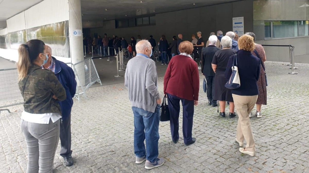 Colas á entrada do recente de vacinación contra a covid en Campolongo