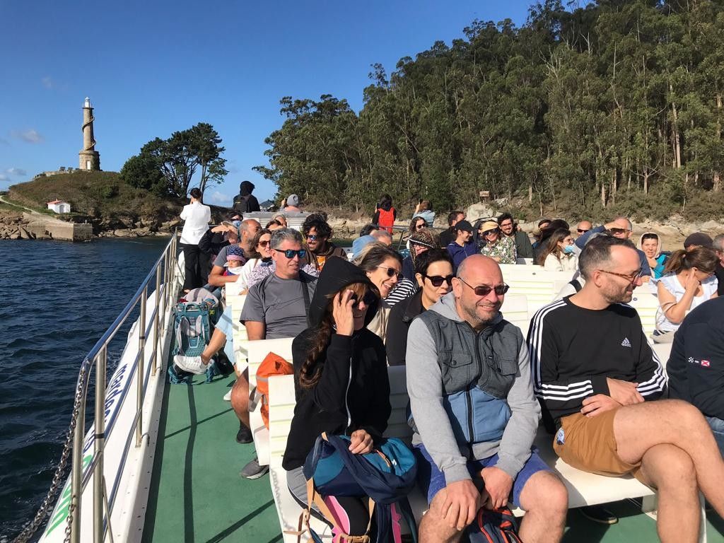 Barco que cubre la ruta entre Combarro y la Illa de Tambo