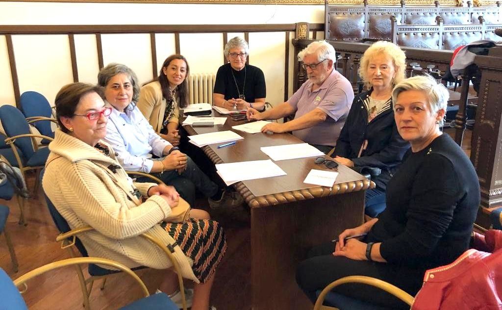 Representantes de colectivos de ayuda social de Marín con la concejala Marián Sanmartín