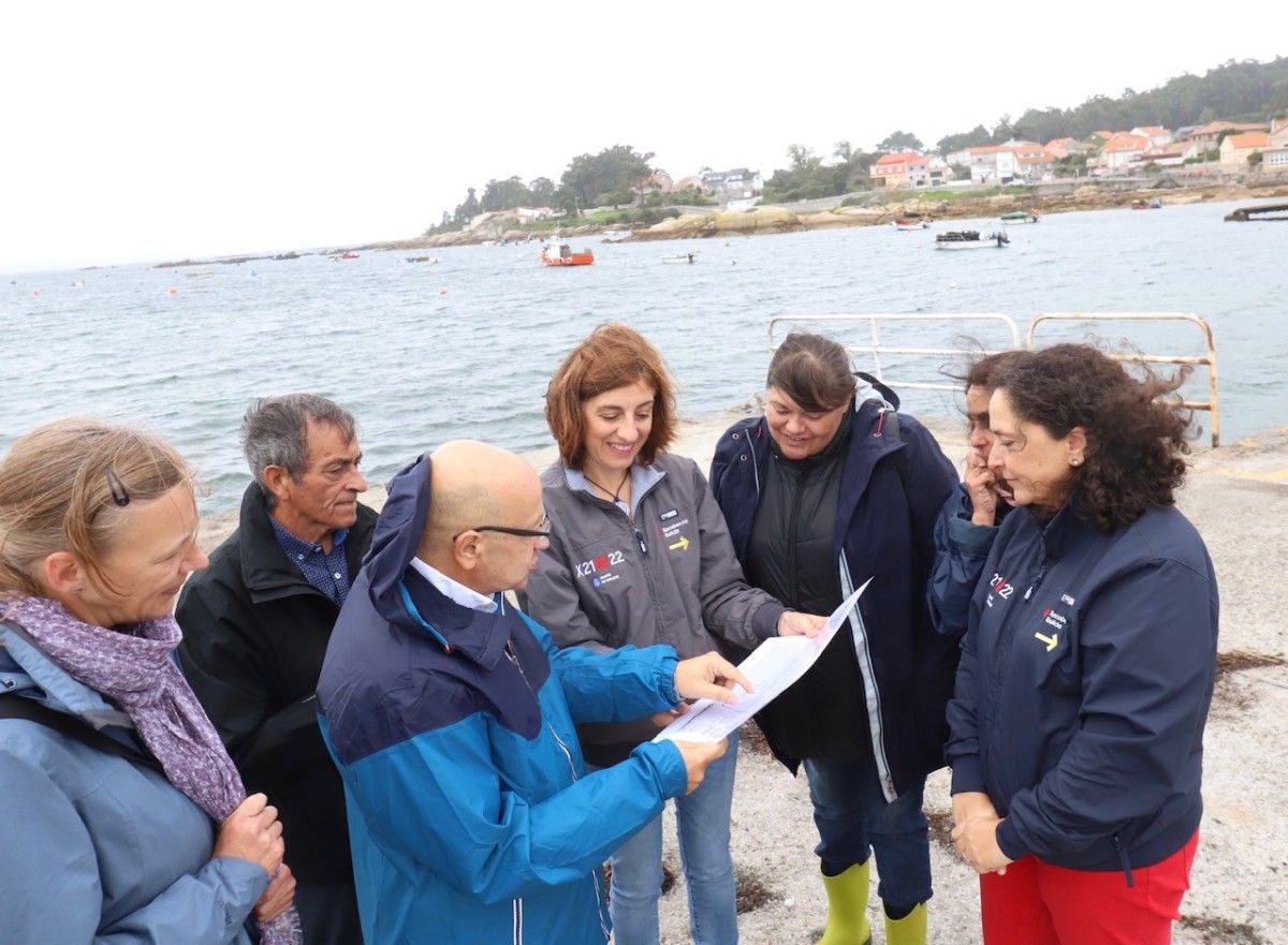 Ángeles Vázquez, conselleira de Medio Ambiente, Territorio e Vivenda, explica en A Illa de Arousa la orden para proteger Areoso